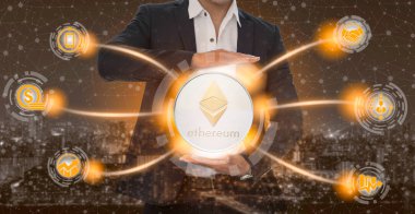 Ethereum ve kavram - işadamı Ethereum (Eth) alışverişi, ticaret, transfer ve blockchain teknoloji yatırım gösteren mobil uygulama iş ikonları/simgeleri ile tutarak yatırım cryptocurrency.