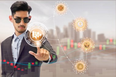 Bitcoin ve cryptocurrency - bitcoin ve cryptocurrency genel ticaret Döviz piyasa fiyatı grafik ve modern şehir arka plan ile cep telefonu uygulaması tarafından satın alma işadamı yatırım.