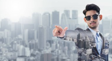 Çift Pozlama iş adamı boş kopya alanı metni modern iş binası ve cityscape arka planda olan işaret. Dijital yenilik ve teknoloji bozulma kavramı.