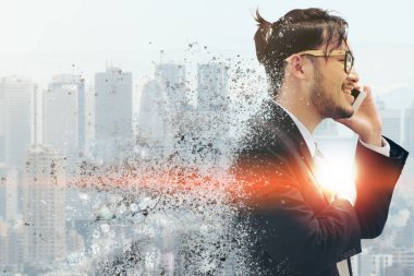 Gerçeküstü iletişim kavramı - genç işadamı istimal hareket eden telefon ile modern şehir binaları arka plan görüntüsü. Gelecek yenilik teknoloji ve Internet şey (çok ).