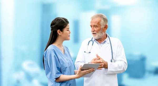 Senior Doctor Working Young Doctor Hospital Medical Healthcare Staff Doctor — Stock Photo, Image