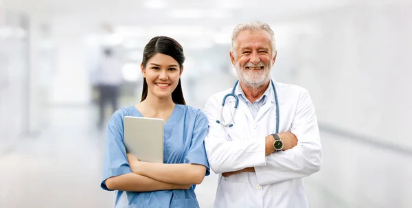 Médico Senior Que Trabaja Con Joven Doctor Hospital Personal Médico —  Fotos de Stock