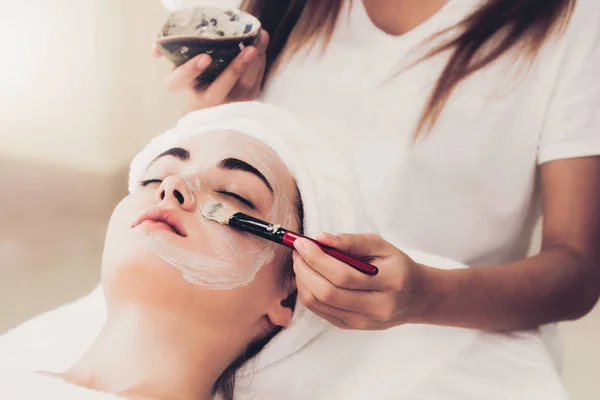 Wanita Cantik Yang Memiliki Perawatan Kulit Wajah Kosmetik Dari Dokter — Stok Foto