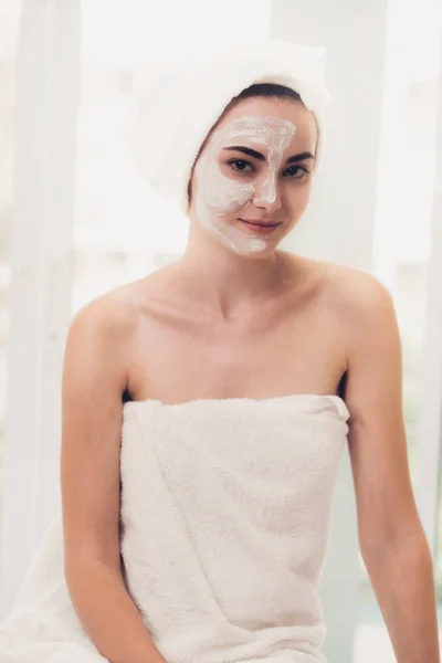 Mooie Vrouw Met Een Gezichtsverzorging Cosmetische Scrub Behandeling Van Professionele — Stockfoto