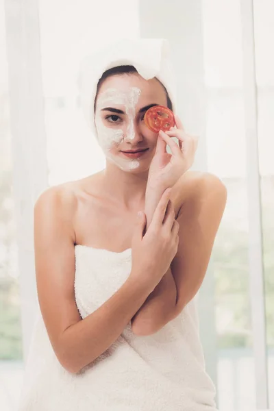 Mulher Bonita Ter Tratamento Máscara Facial Com Extrato Creme Tomate — Fotografia de Stock