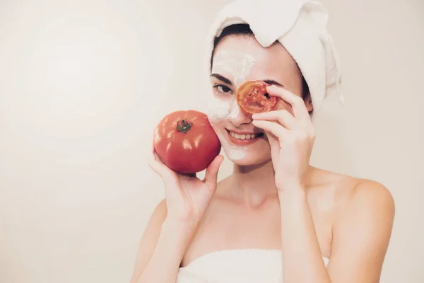 Mooie Vrouw Met Een Gezichtsmasker Behandeling Met Tomaat Crème Extract — Stockfoto
