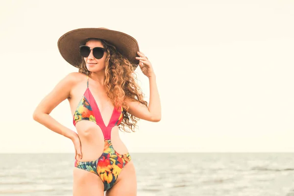 Mujer Joven Feliz Con Traje Baño Que Pasa Buen Rato — Foto de Stock