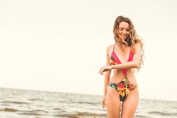 Mujer Joven Feliz Con Traje Baño Que Pasa Buen Rato — Foto de Stock