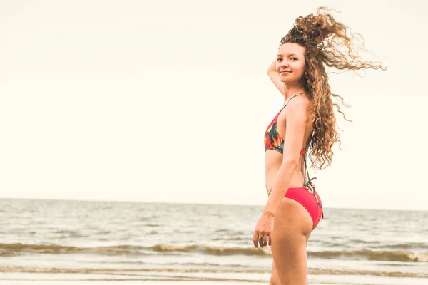 Mujer Joven Feliz Con Traje Baño Que Pasa Buen Rato — Foto de Stock