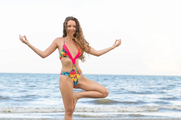 Mujer Joven Practicando Yoga Posan Playa Verano Estilo Vida Saludable — Foto de Stock