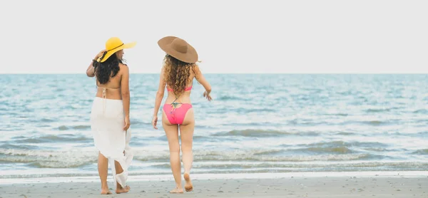 Las Mujeres Felices Bikini Van Tomar Sol Juntas Playa Arena —  Fotos de Stock