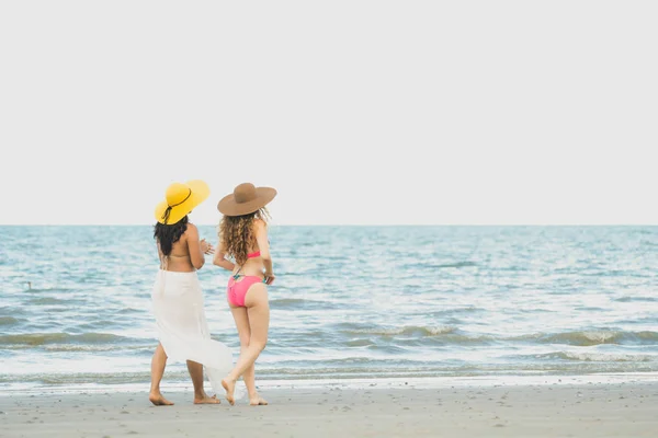 Счастливые Женщины Бикини Вместе Загорают Тропическом Песчаном Пляже Время Летних — стоковое фото