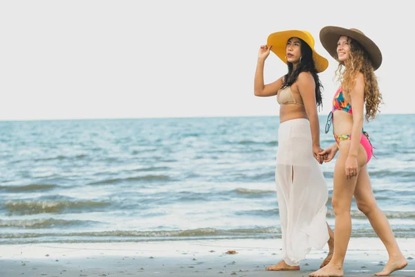 Donne Felici Bikini Vanno Prendere Sole Insieme Sulla Spiaggia Sabbia — Foto Stock