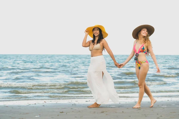 Ευτυχισμένος Γυναίκες Στο Μπικίνι Ηλιοθεραπεία Μαζί Τροπική Παραλία Άμμο Στις — Φωτογραφία Αρχείου
