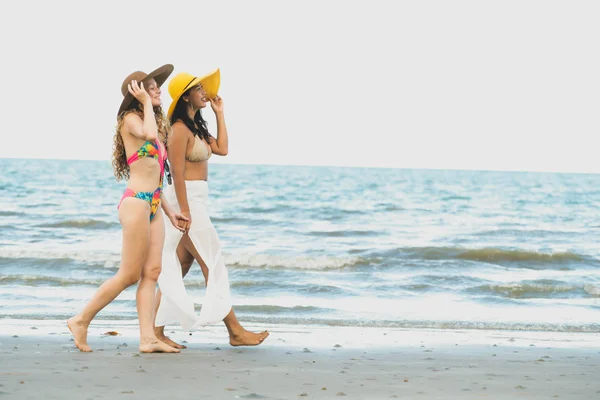 Bikinili Mutlu Kadın Birlikte Yaz Tatil Tropikal Kum Plaj Güneşlenme — Stok fotoğraf