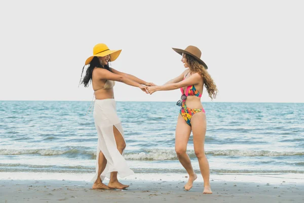 Mulheres Felizes Biquínis Dançam Juntas Praia Areia Tropical Nas Férias — Fotografia de Stock