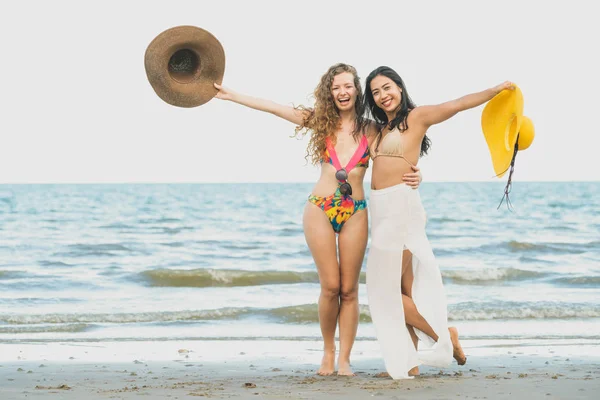 Meninas bonitas na praia - Stockphoto #22826679