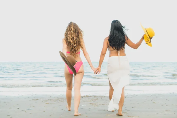 Las Mujeres Felices Bikini Van Tomar Sol Juntas Playa Arena — Foto de Stock