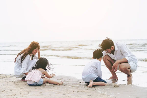 Feliz Familia Padre Madre Hijos Vacaciones Una Playa Arena Tropical — Foto de Stock