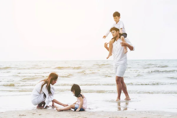 Feliz Familia Padre Madre Hijos Vacaciones Una Playa Arena Tropical —  Fotos de Stock