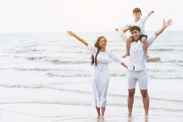 Felice Famiglia Padre Madre Figli Vacanza Una Spiaggia Sabbia Tropicale — Foto Stock