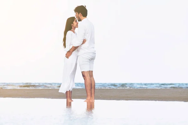 Pareja Feliz Viajando Luna Miel Playa Arena Tropical Verano —  Fotos de Stock