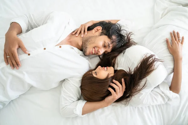 Joyeux Jeune Couple Relaxant Dans Chambre Coucher Après Être Réveillé — Photo