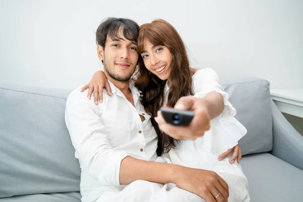Happy Young Couple Watching Sofa Home Living Room Morning — Stock Photo, Image