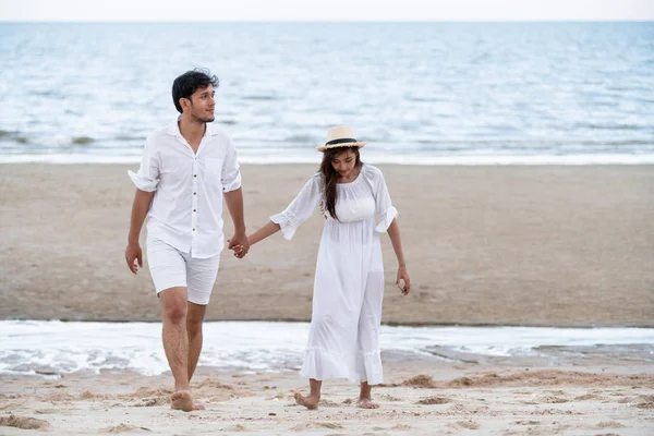 Felice Giovane Coppia Piedi Sulla Spiaggia Durante Luna Miele Vacanza — Foto Stock