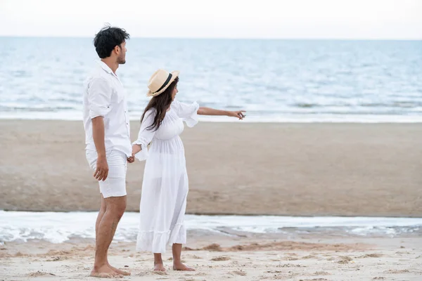 Lyckliga Unga Paret Promenerar Stranden Smekmånad Resa Semester — Stockfoto