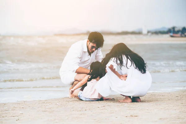 Felice Famiglia Padre Madre Figli Vacanza Una Spiaggia Sabbia Tropicale — Foto Stock