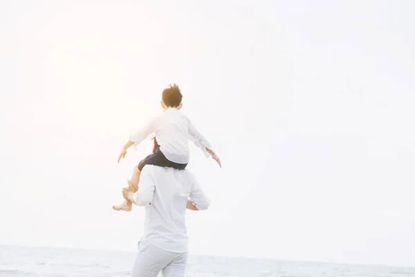 Glücklicher Vater Der Seinen Sohn Sommer Einem Tropischen Sandstrand Hals — Stockfoto