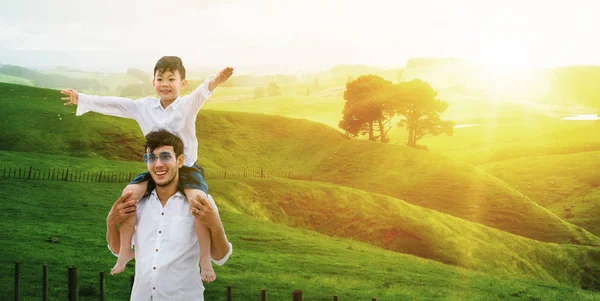 Pai Feliz Carregando Seu Filho Nos Ombros Está Férias Escapar — Fotografia de Stock