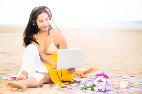 Size Young Woman Sitting Tropical Sand Beach Summer Holiday Travel — Stock Photo, Image