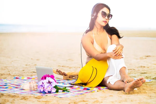 加上大小的年轻女子坐在热带沙滩上夏天 假日旅游假期 — 图库照片