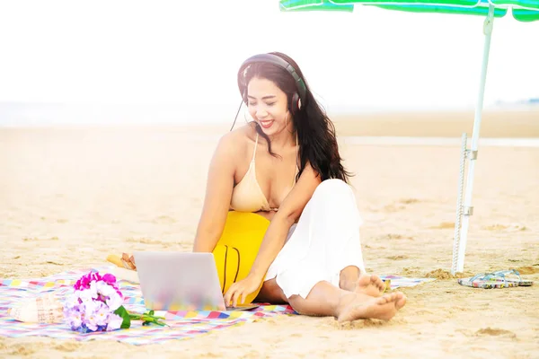 Size Young Woman Sitting Tropical Sand Beach Summer Holiday Travel — Stock Photo, Image