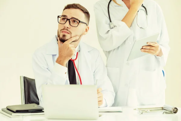 Médico Oficina Del Hospital Trabajando Ordenador Portátil Mesa Con Otro — Foto de Stock