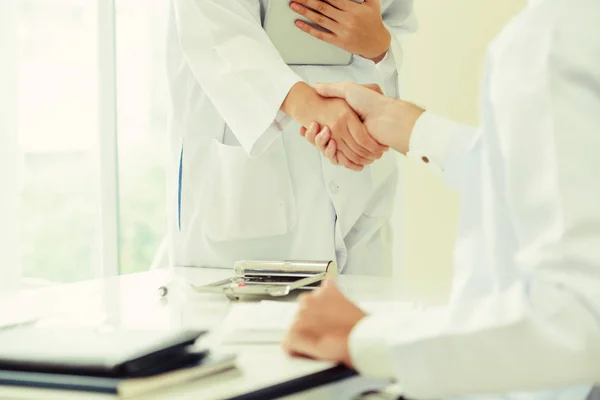 Doctor Hospital Giving Handshake Another Doctor Showing Success Teamwork Professional — Stock Photo, Image