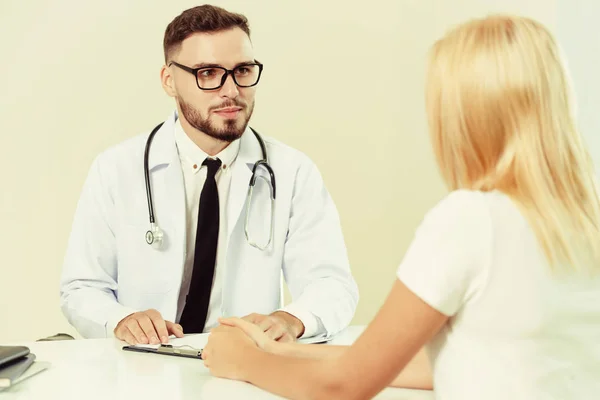 Médico Está Hablando Con Una Paciente Consultorio Del Hospital Asistencia — Foto de Stock