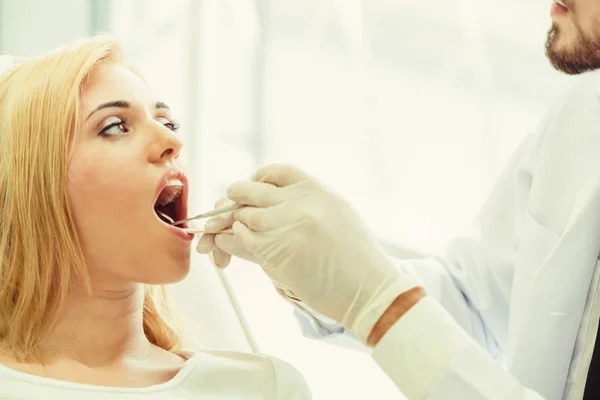Junge Hübsche Zahnärztin Die Zähne Einer Glücklichen Patientin Untersucht Die — Stockfoto