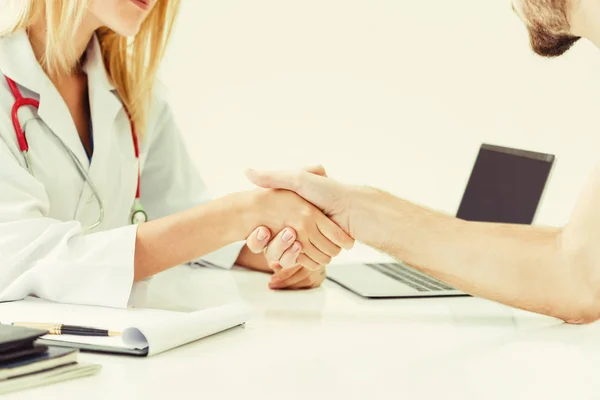 Woman Doctor Doing Handshake Male Patient Hospital Office Room Healthcare — Stock Photo, Image