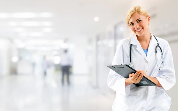 Une Femme Médecin Travaillant Bureau Hôpital Soins Médicaux Service Personnel — Photo