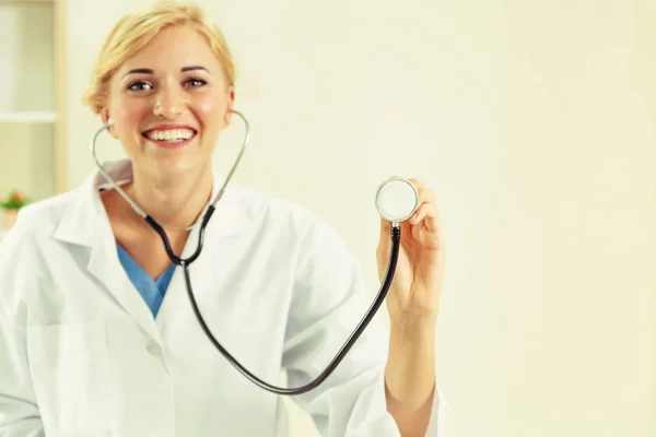 Jovem Médica Apontando Estetoscópio Para Espaço Branco Foco Seletivo Mão — Fotografia de Stock