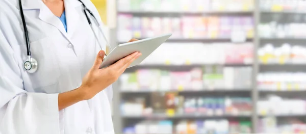 Farmacéutico Usando Tableta Farmacia Atención Médica Servicio Personal Farmacéutico — Foto de Stock