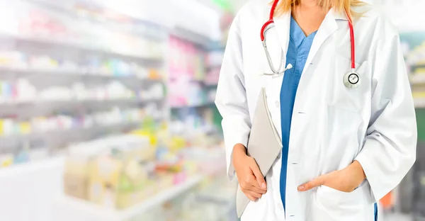 Γυναίκα Φαρμακοποιός Που Εργάζονται Στο Φαρμακείο Ιατρική Περίθαλψη Και Γιατρός — Φωτογραφία Αρχείου