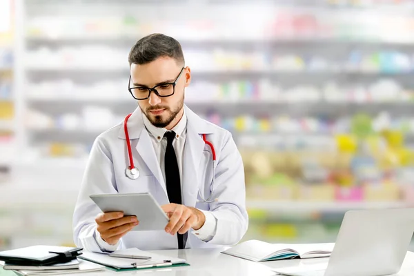 Farmacêutico Que Utiliza Comprimidos Farmácia Assistência Médica Farmacêutica — Fotografia de Stock