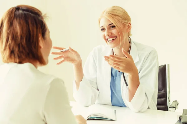 Kvinna Läkare Talar Och Undersöka Kvinnlig Patient Sjukhus Kontor Hälso — Stockfoto