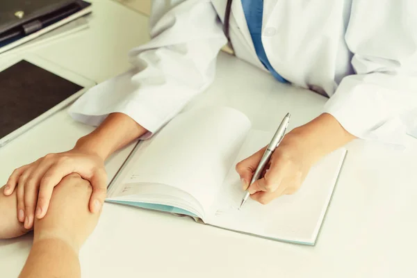 Ärztin Hält Patientin Hand Hand Raum Der Krankenhauspraxis Gesundheitswesen Und — Stockfoto