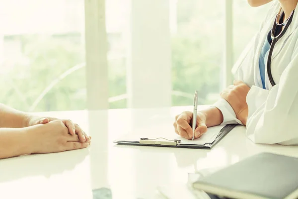 Donna Medico Parla Con Paziente Femminile Mentre Scrive Sulla Cartella — Foto Stock