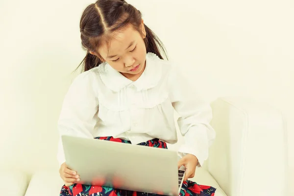 Petit Enfant Heureux Utilisant Ordinateur Portable Assis Sur Canapé Blanc — Photo